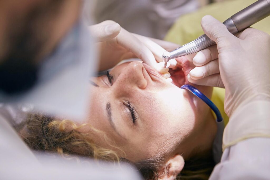 علاج الابتسامة اللثوية في جدة 2026 — متى تحتاج علاج الجمي سمايل ومتى لا تحتاج 1 Confident woman with beautiful balanced smile after gummy smile treatment at AQUA Dent Clinics, Jeddah