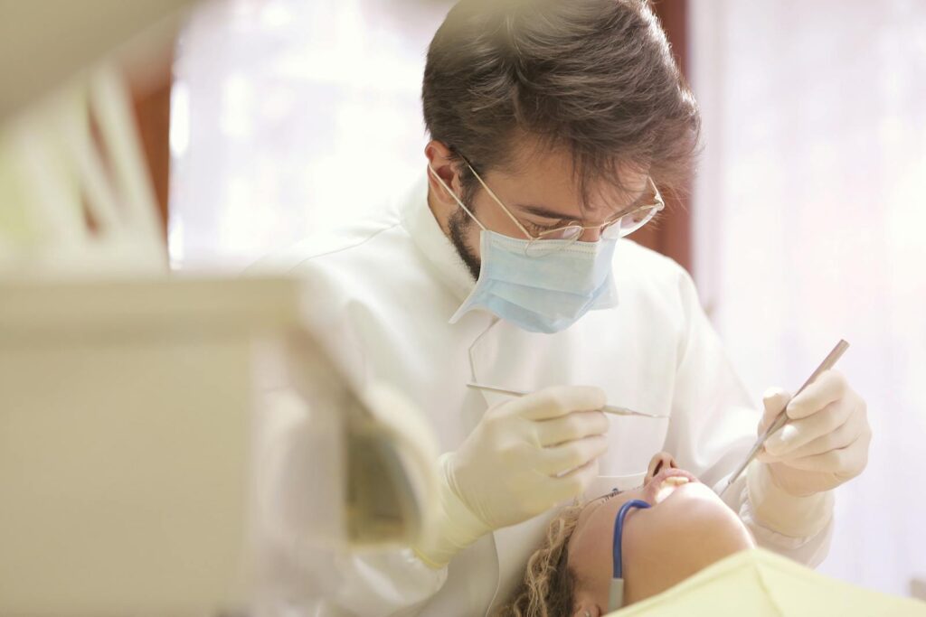 تبييض الأسنان في جدة 2026 — الليزر مقابل القوالب المنزلية: أيهما أفضل لك؟ 1 Bright white smile after professional teeth whitening at AQUA Dent Clinics, Jeddah